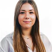 Estudiante con excelente currículum académico busca enseñar en educación primaria.